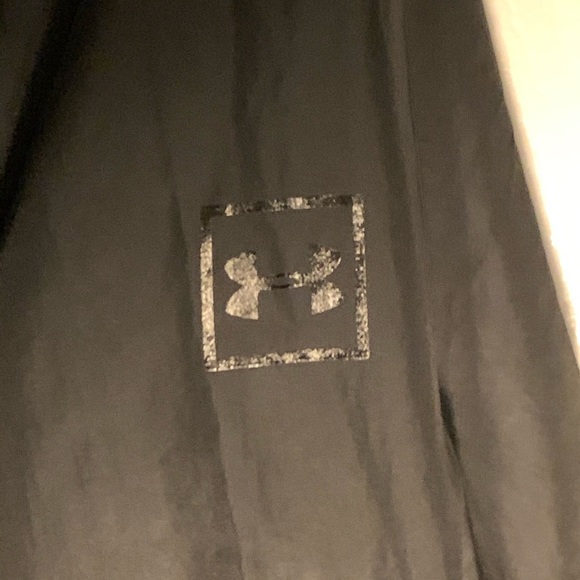 Black Under Armour Sweater Size Medium - Picture 3 of 3